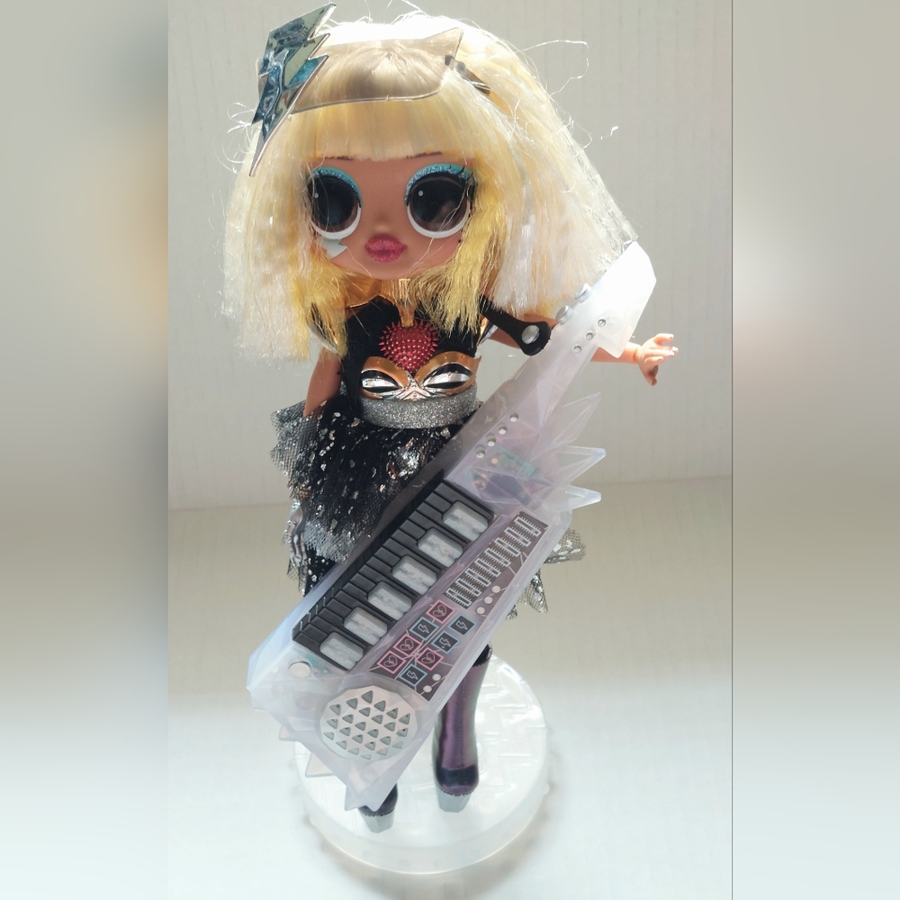 MGA LOL SUPRISE OMG FAME QUEEN WITH KEYBOARD DOLL